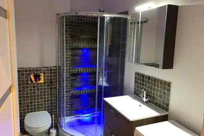 Image de Stylish Comfortable 1 Bedroom Apartment  Fast 1Gb Wi-Fi Excellent Public Transpo