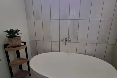 Image de Embrace This Planet in our peaceful 3 bedroom home in Fisherhaven.