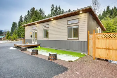 Image de 1 Mi to Waterfront Trails, Troy Home w/ Hot Tub!