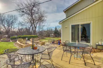 Image de 2 Mi to Ku Campus: Group Getaway w/ Patio & Garden
