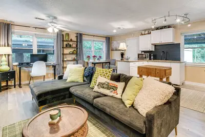 Image de 1 Mi to Boat Ramp: Lake Livingston Getaway w/ Deck