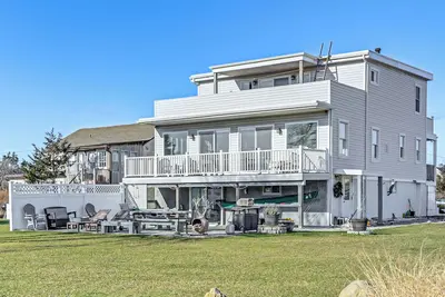 Image de 1 Block to Bellport Bay! Scenic Hamptons Hideaway