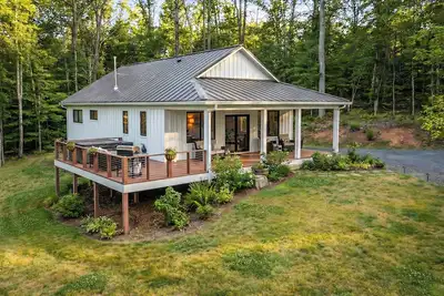 Image de Lovely 2-bedroom cottage in charming Wintergreen Ski Resort Community