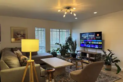Image de Bright spacious 2-bedrm 2-bath, upstairs condo, Guard-gated in the Biltmore area