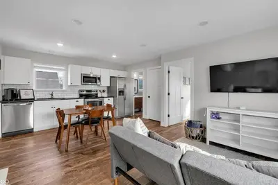 Image de Cozy retreat in carriage house near downtown Indianapolis