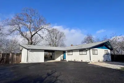 Image de Renovated Midcentury Modern vibe 3-bedroom retreat steps from downtown Lakeport
