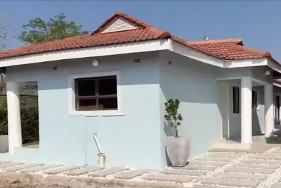 Image de Spacious, bright, inviting 2‑bed home in a secure, affluent neighbourhood.