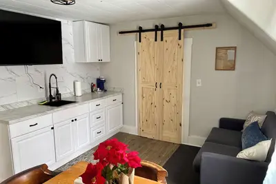 Image de Charming Victorian Retreat in Quiet Nh Town