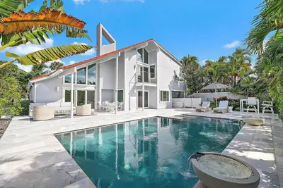 Image de Beachside Elegance Just a Short Walk from the Ocean