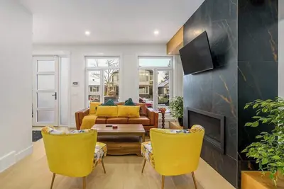 Image de Trendy Bridgeland | Fireplace | King Beds | Ac