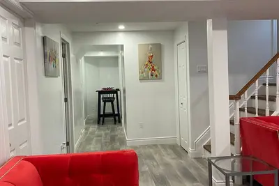 Image de Stylish & Private Two-Bedroom Lower-Level Living