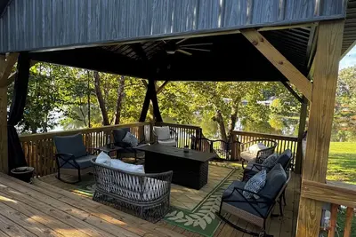 Image de Large Pond View, 2 min to Lake! Hot tub