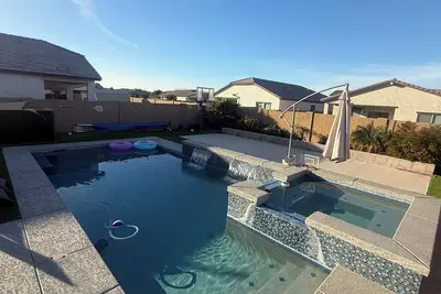 Image de Fun House \n10 person jacuzzi-pool-basketball-soccer-Bbq