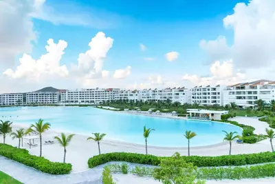 Image de Relax by the 30, 000 m² Crystal Lagoon – Stylish 2br Apt. 5 min drive Downtown Pc