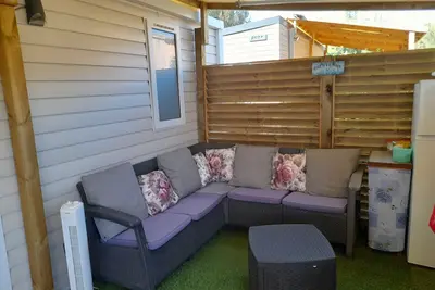 Image de Mobil home neuf climatisé 8 couchages dans camping 4* 300m de la plage à Hyères