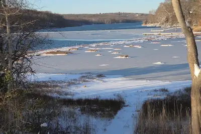 Image de Narragansett Narrow Escape – Furnished Waterfront Home with Stunning Water Views