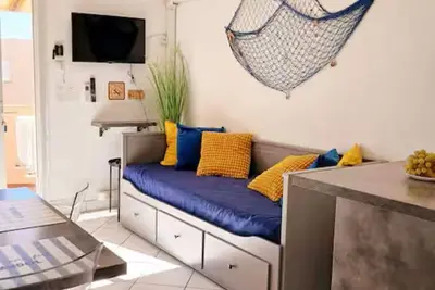 Image de Bandol (Côte d'Azur) : appartement deux pièces au calme avec vue mer.