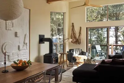 Image de Peaceful mountain retreat in Divide, Colorado with stunning Pikes Peak views. This 3br cabin features a private hot tub, wellness casita for yoga or meditation, fully equipped kitchen, cozy living spaces, and easy access to hiking, nature, and quiet