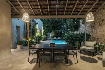 Image de Top rated home w/ spacious pool, lush gardens, rooftop terrace & refined design.