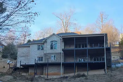 Image de Welcome to Tequila Sunrise. 5br 5ba Lakefront Home