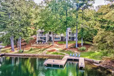 Image de Luxury Lakefront Home with Hot Tub, Movie Room, Fire Pit