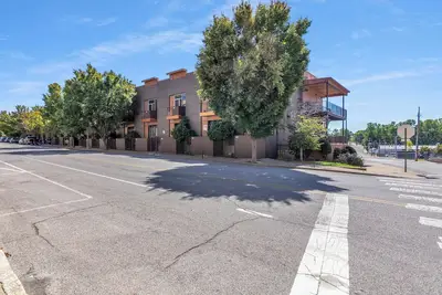 Image de Downtown on Monroe Condo\n\nDowntown Memphis, Tn 1 bed 1 bath condo that sleeps 4!