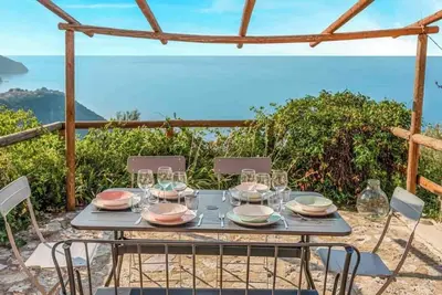 Image de Blu Isola, situé à Prevo, à quelques minutes en voiture de Corniglia, est le choix parfait pour la famille ou un groupe d'amis. La terrasse extérieure, avec barbecue à disposition, est l'endroit idéal pour se détendre et admirer les couchers de sol