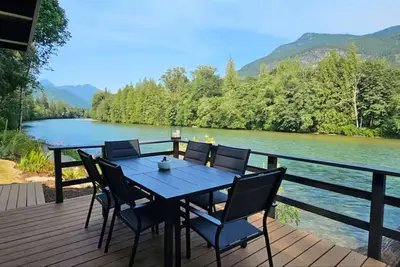 Image de North Cascades Riverhouse retreat - hot tub, sauna