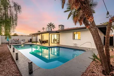 Image de 3br Retreat w/ Diving Pool, Bbq & Workspace