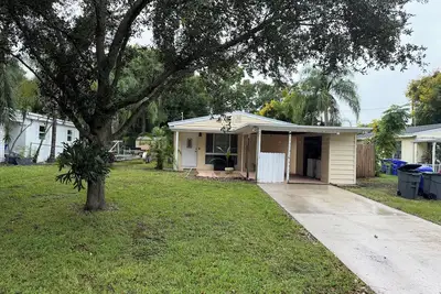 Coastal Retreat • 5 Mins to Beach & Downtown