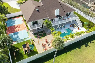 Image de Sleeps 20! Heated Pool, Pickleball, Batting Cage- Near Img & Beach