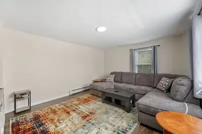 Image de Updated and inviting home in Lenoxdale