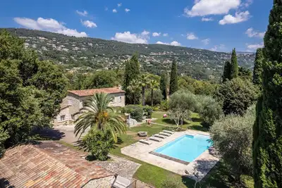 Image de Magnifique propriété de caractère avec grand terrain et piscine, 12 personnes