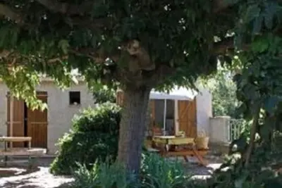 Image de Nébian, maison avec jardin, 2 pièces avec cours en bordure de rivière.