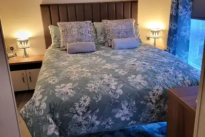 Image de Elegant 2 bedroom caravan near Edinburgh en-suite master bedroom with bathtub\n