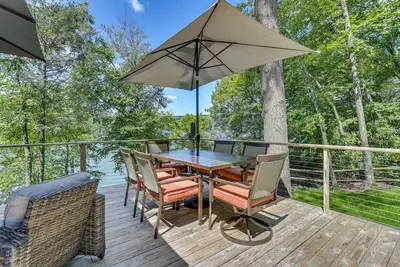 Image de Lakefront Cottage w/ Dock, Hot Tub & Fire Pit