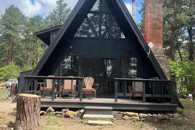 Image de Charming 2-bedroom A frame Cabin in the woods