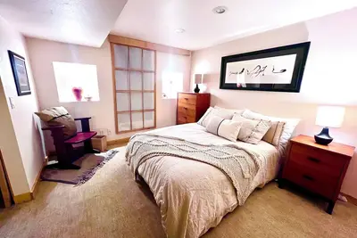 Charming, serene, eclectic 4brm/2. 5 ba. , mnt. views, lrg yard on multi-use path