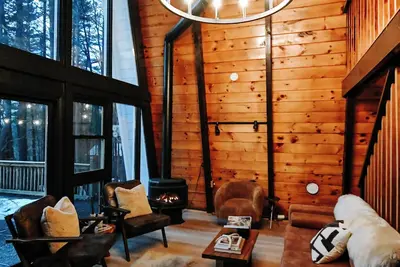 Image de Renovated A-Frame Ski & Sauna Retreat + Hot Tub Near Mt Snow + Stratton