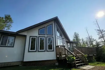 Image de Charming cottage next to the sandy beaches of Fork Lake. Amenities galore!