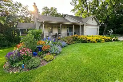 Image de Spacious House with King beds, Fire places, Game Room and Dog friendly.