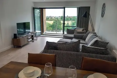 Image de Beautiful modern Riverside Apartment. 2 bedroom, 2 bathroom. Parking included.