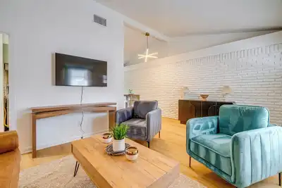 Image de Walk to Campus: Creekside Austin Duplex!