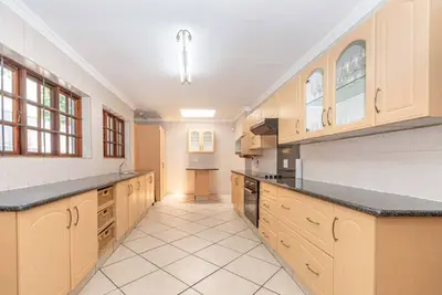 Image de Maison amusante super spacieuse ! Avec piscine, salon et bar