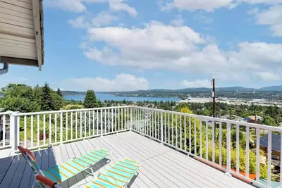 Image de Gorgeous Lakeview 3b2b Upper Unit w/Ac