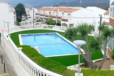 Image de Maison jumelée avec piscine, climatisation et terrasse privée à Roses, proche plages et activités nautiques