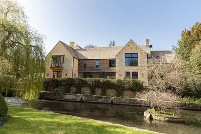 Image de Sensational six bedroom house located 5 miles from popular Cotswold towns.