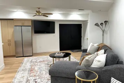 Image de New bsmt apt - Separate Entrance