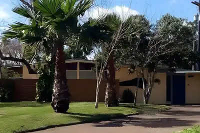 Image de Mid Century Modern, 4b/2b wifi & Pets & Kids, perfect short & mid term rental