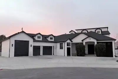 Image de New Bsmt Apartment - Separate entrance